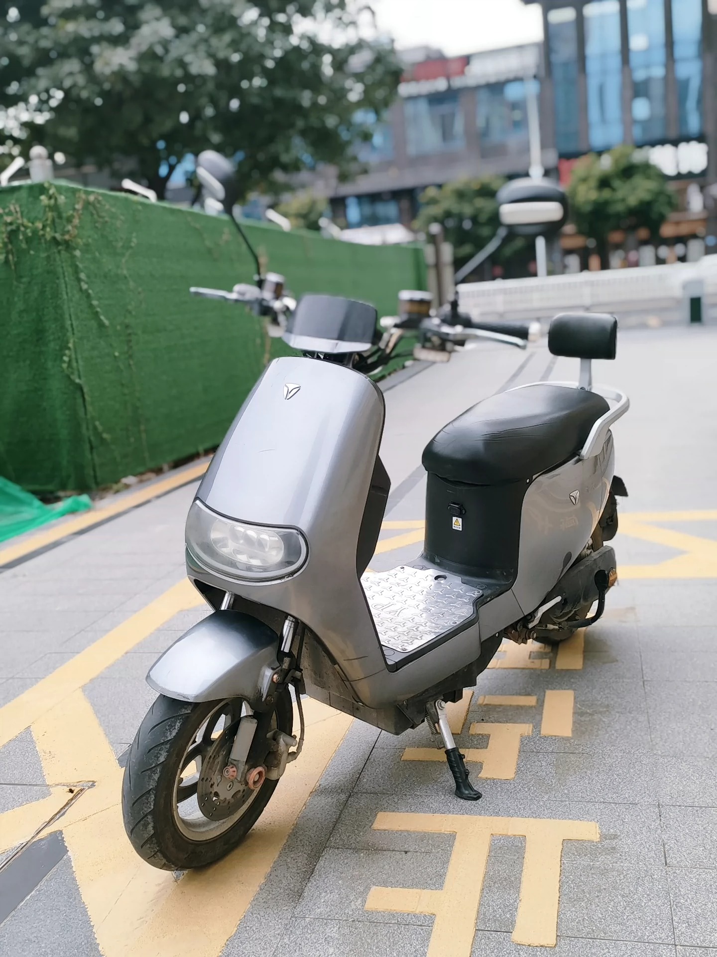 新国标电动车，满电50公里左右，6个电池，外观8成新，没有破损